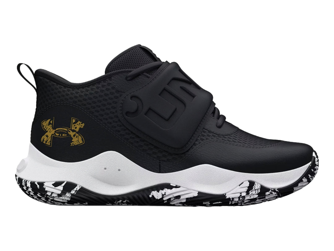 Tenis de baloncesto Under Armour en color negro con suela blanca y detalles en dorado.