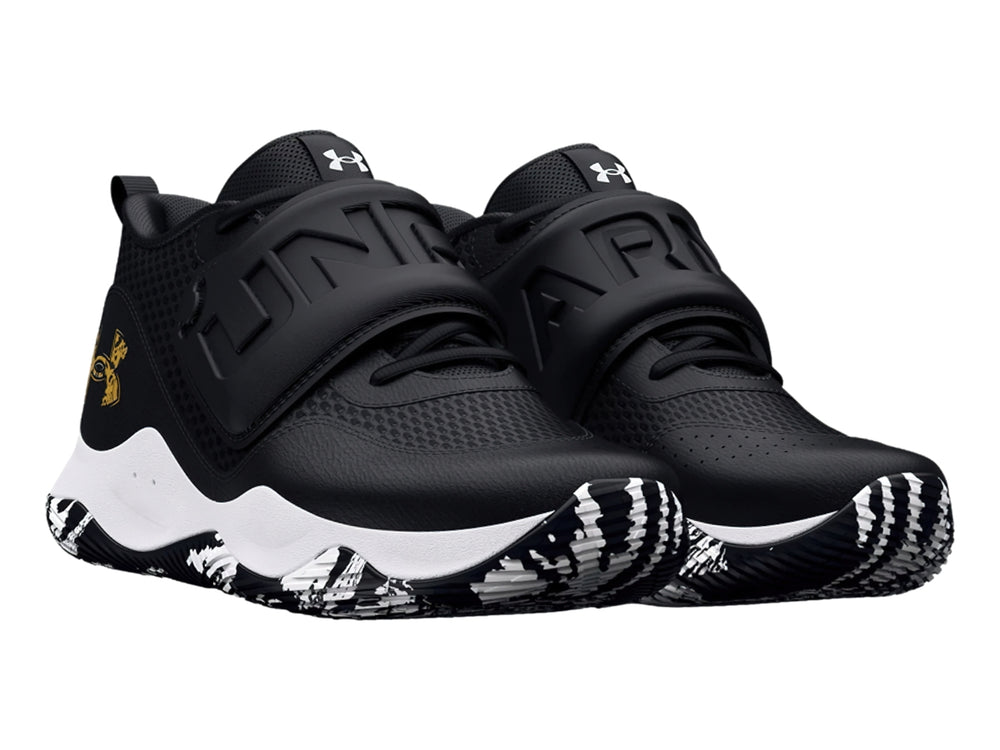 Tenis de baloncesto Under Armour en color negro con suela blanca y detalles en dorado.