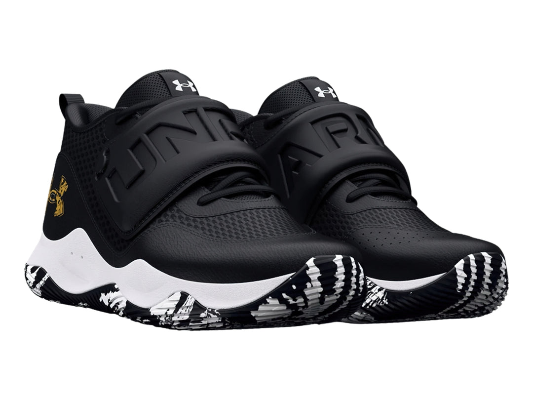 Tenis de baloncesto Under Armour en color negro con suela blanca y detalles en dorado.