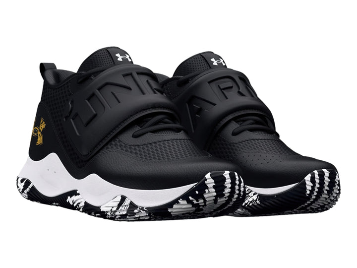 Tenis de baloncesto Under Armour en color negro con suela blanca y detalles en dorado.