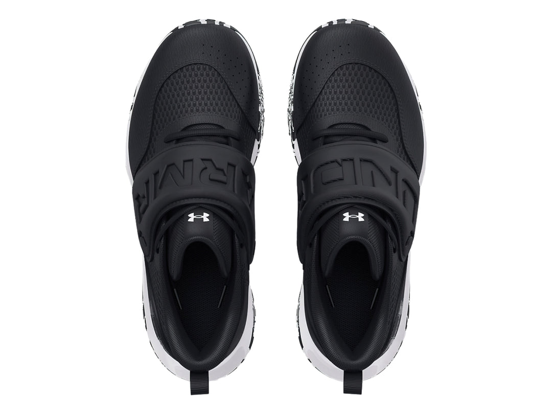 Tenis de baloncesto Under Armour en color negro con suela blanca y detalles en dorado.