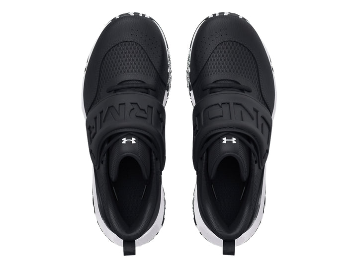 Tenis de baloncesto Under Armour en color negro con suela blanca y detalles en dorado.