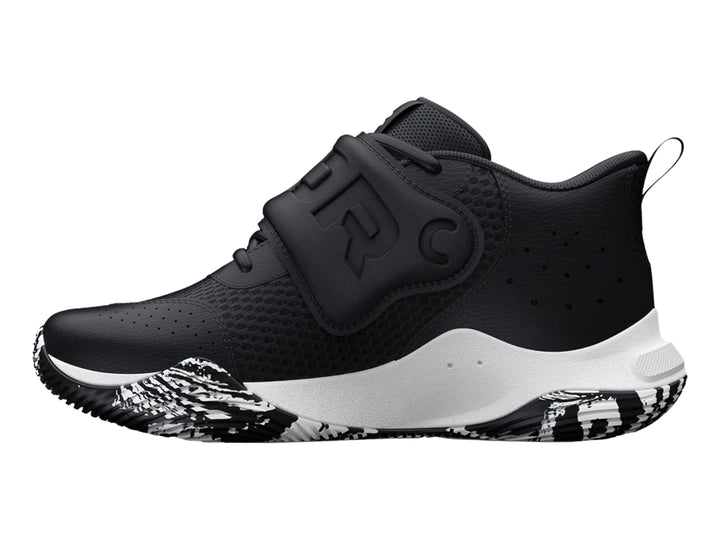 Tenis de baloncesto Under Armour en color negro con suela blanca y detalles en dorado.