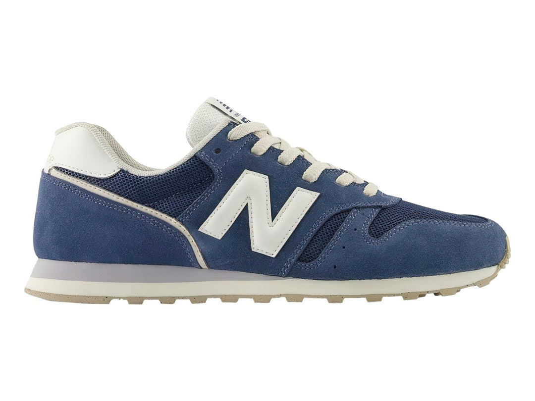 Tenis New Balance modelo 373 en color azul vintage indigo con detalles y suela en blanco y gris.