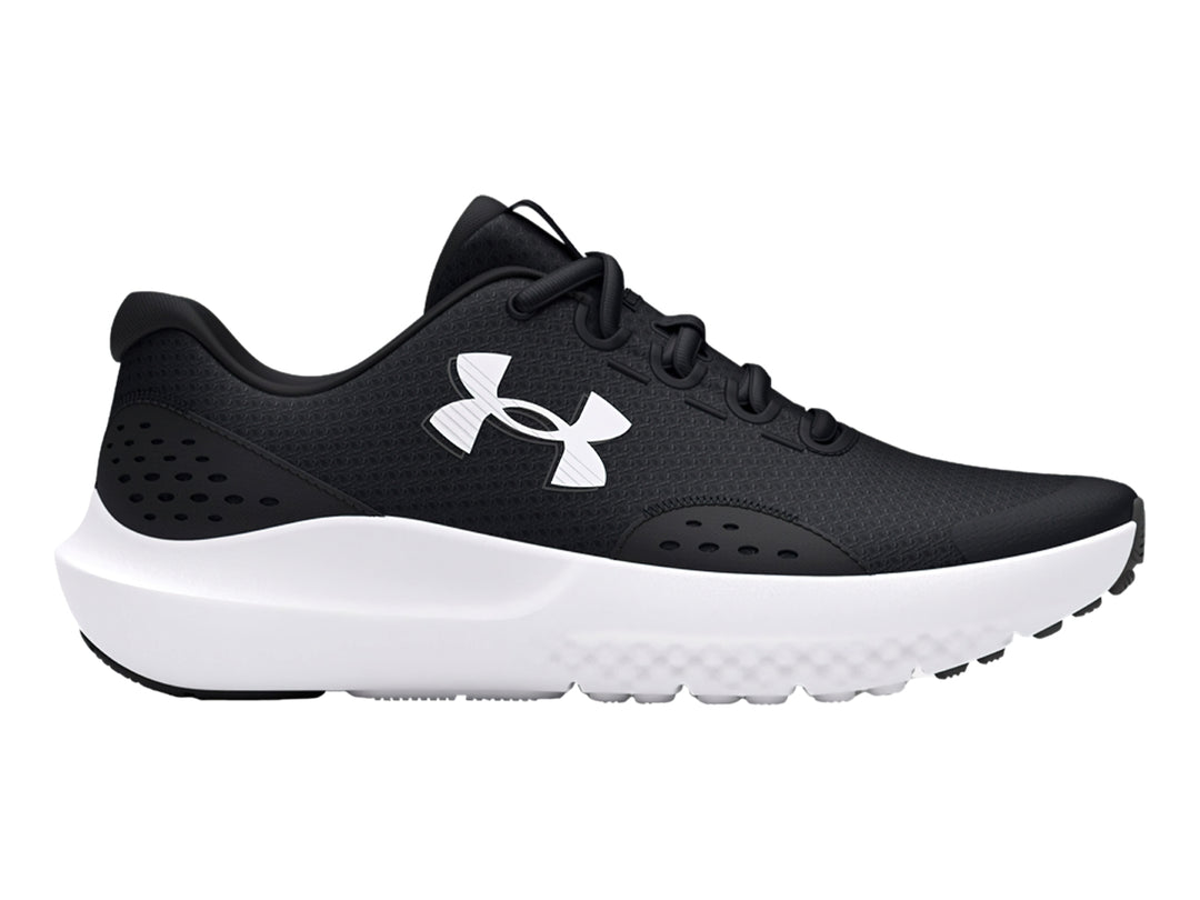 Tenis deportivos Under Armour Surge 4 en color negro con suela blanca para niños.