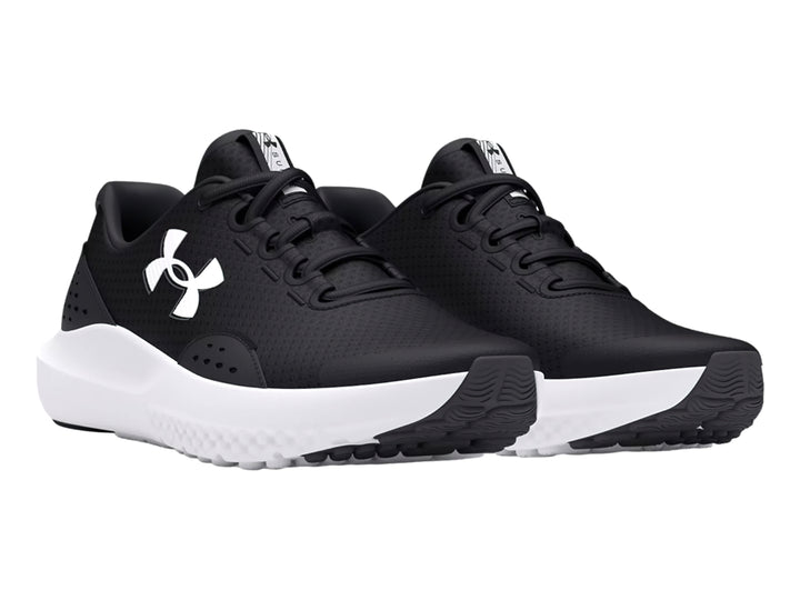 Tenis deportivos Under Armour Surge 4 en color negro con suela blanca para niños.