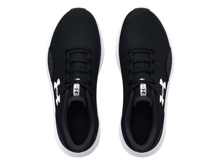 Tenis deportivos Under Armour Surge 4 en color negro con suela blanca para niños.