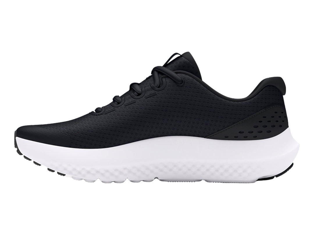 Tenis deportivos Under Armour Surge 4 en color negro con suela blanca para niños.