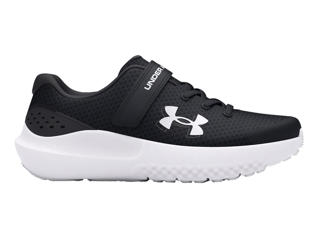 Tenis deportivos Under Armour color negro con suela blanca y cierre de correa y agujetas.