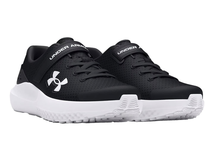 Tenis deportivos Under Armour color negro con suela blanca y cierre de correa y agujetas.