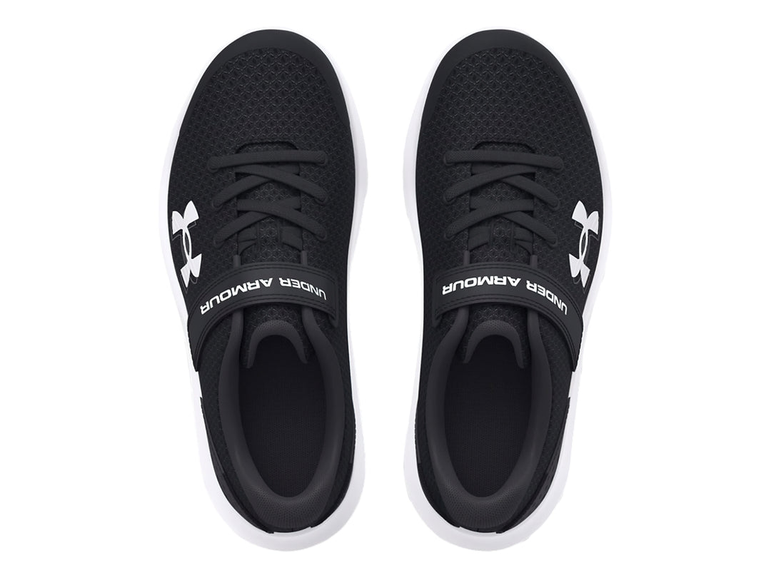 Tenis deportivos Under Armour color negro con suela blanca y cierre de correa y agujetas.