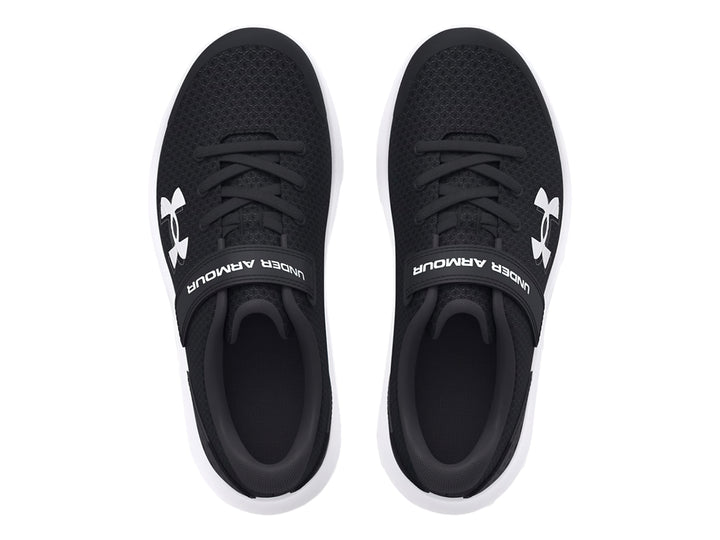 Tenis deportivos Under Armour color negro con suela blanca y cierre de correa y agujetas.