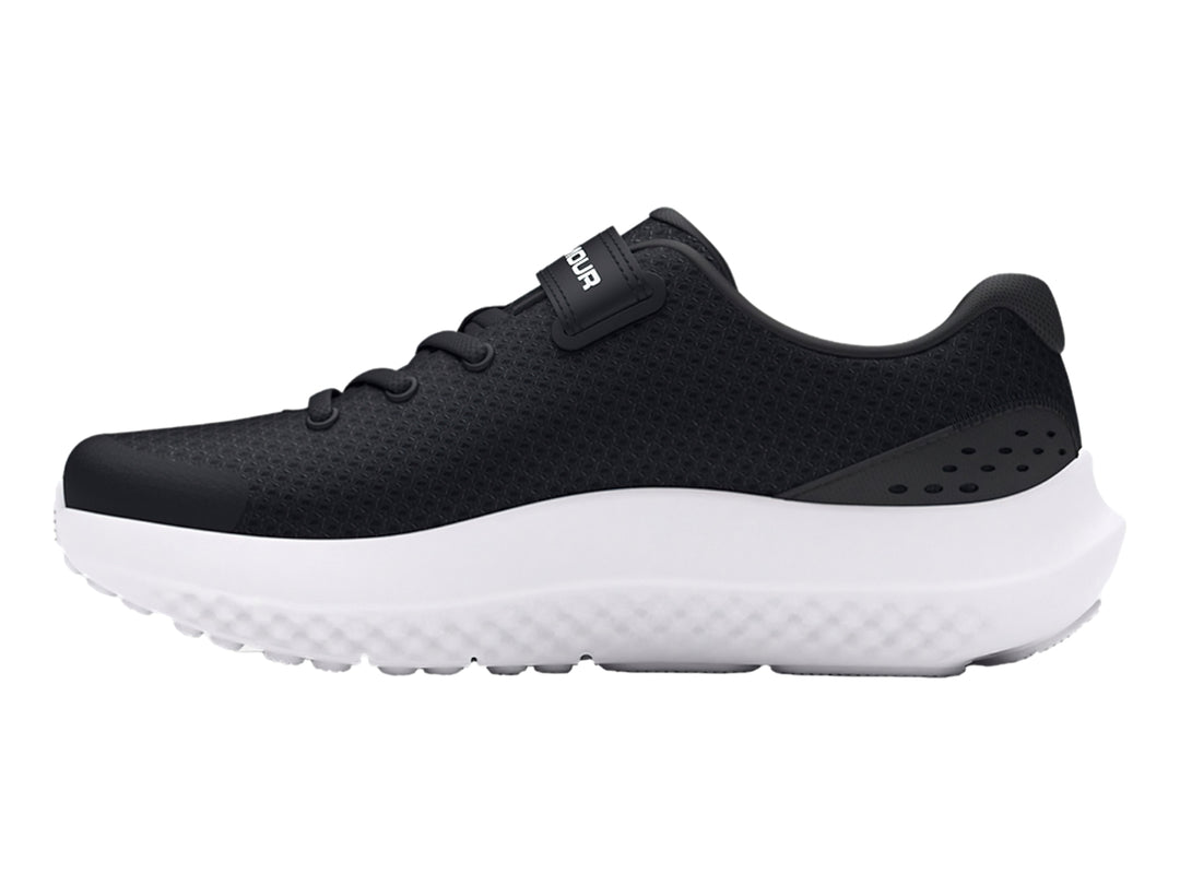 Tenis deportivos Under Armour color negro con suela blanca y cierre de correa y agujetas.
