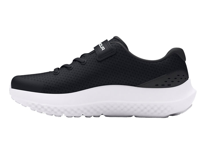 Tenis deportivos Under Armour color negro con suela blanca y cierre de correa y agujetas.