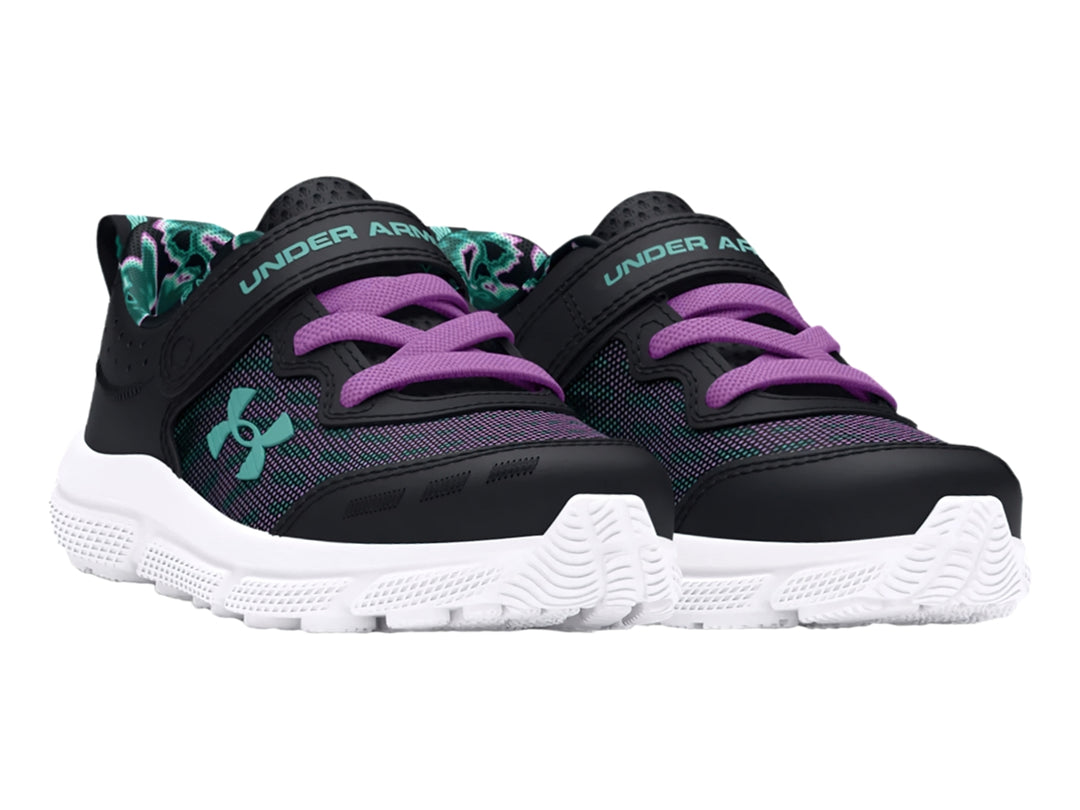 Tenis deportivos Under Armour negros con suela blanca y detalles en morado y turquesa.