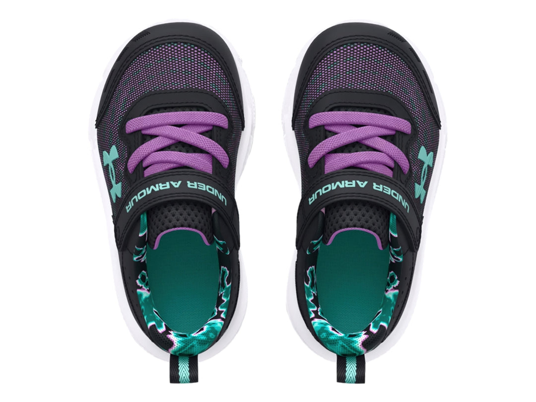 Tenis deportivos Under Armour negros con suela blanca y detalles en morado y turquesa.