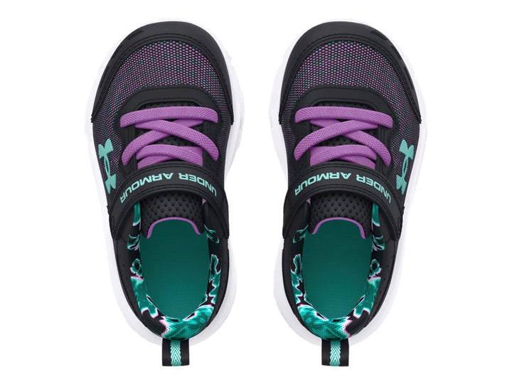 Tenis deportivos Under Armour negros con suela blanca y detalles en morado y turquesa.