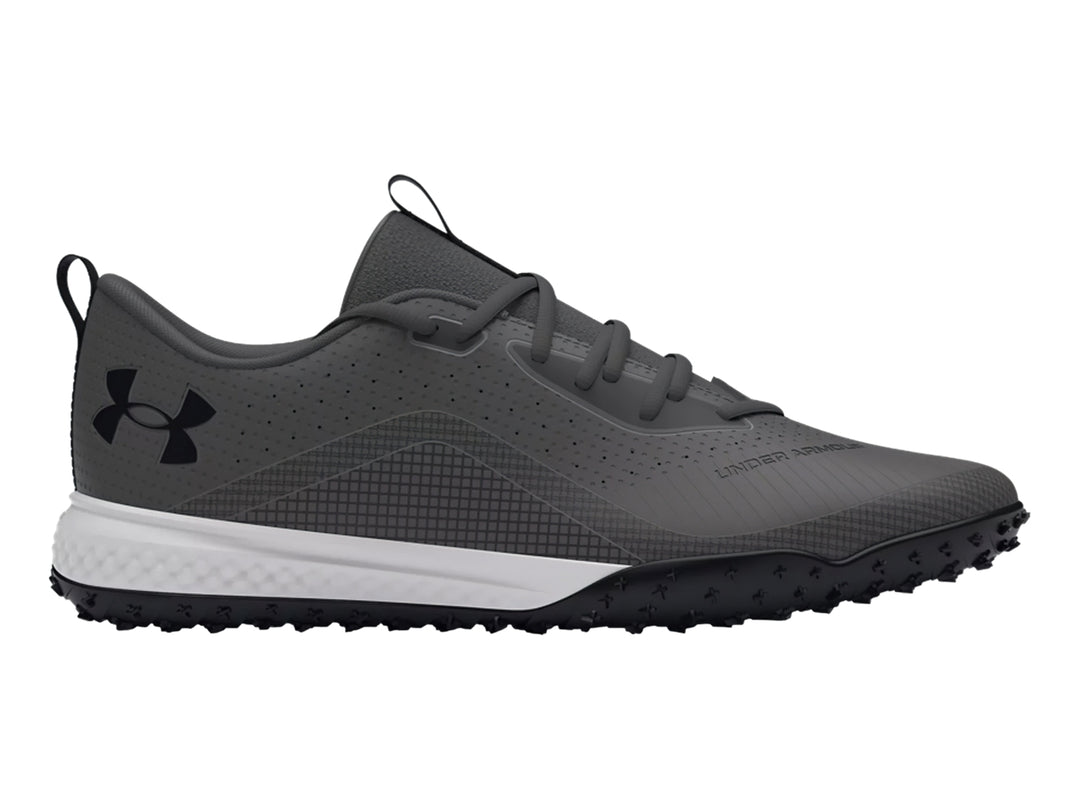 Zapato de fútbol Under Armour modelo Turf 2.0 en color gris con suela blanca y negra.