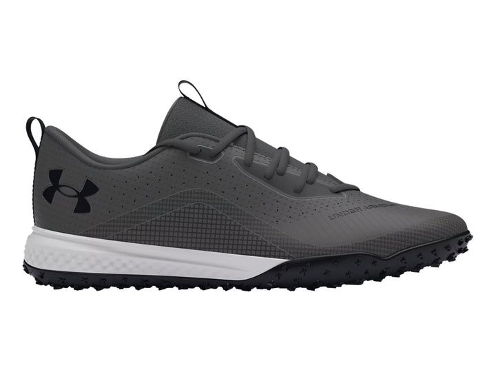 Zapato de fútbol Under Armour modelo Turf 2.0 en color gris con suela blanca y negra.