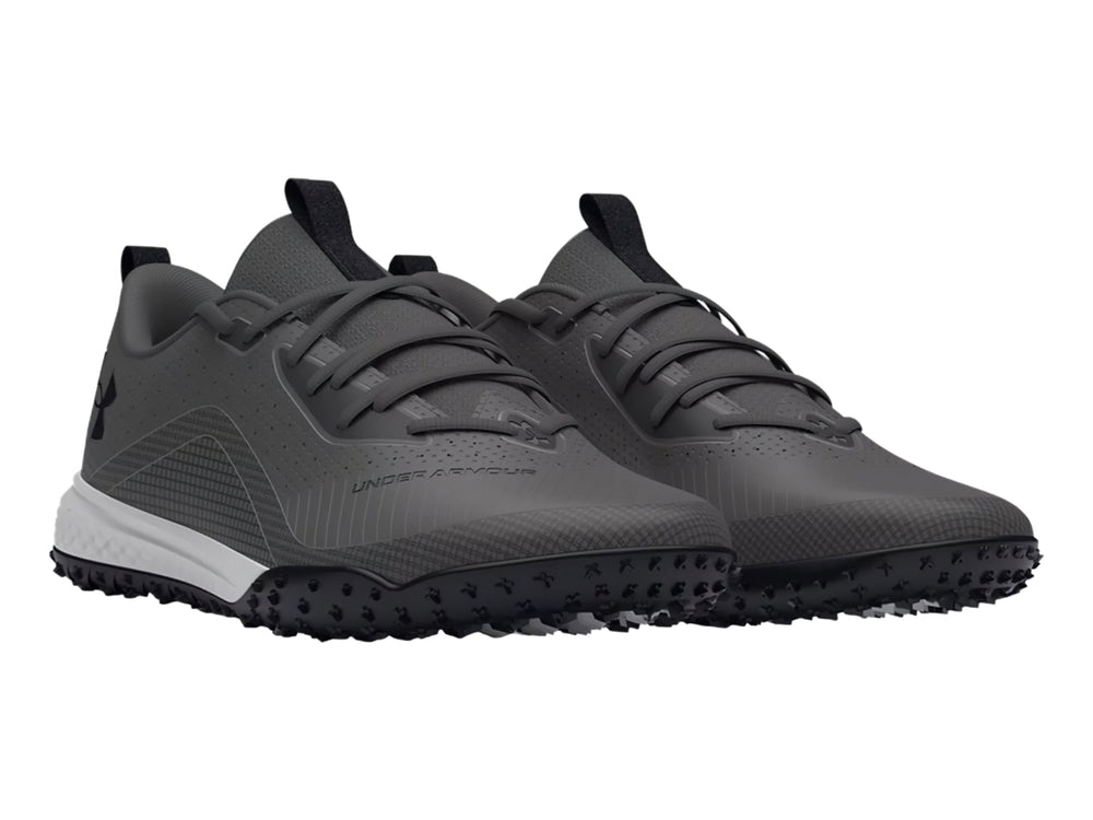 Zapato de fútbol Under Armour modelo Turf 2.0 en color gris con suela blanca y negra.