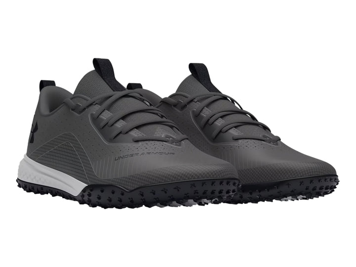 Zapato de fútbol Under Armour modelo Turf 2.0 en color gris con suela blanca y negra.