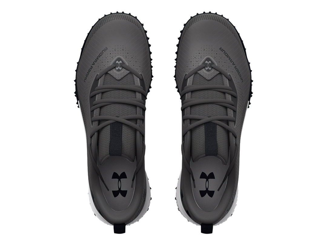 Zapato de fútbol Under Armour modelo Turf 2.0 en color gris con suela blanca y negra.