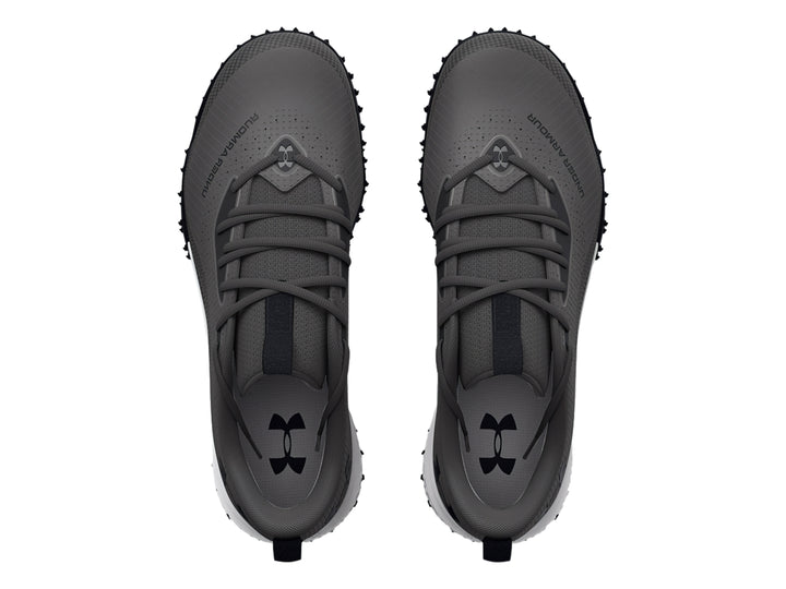 Zapato de fútbol Under Armour modelo Turf 2.0 en color gris con suela blanca y negra.