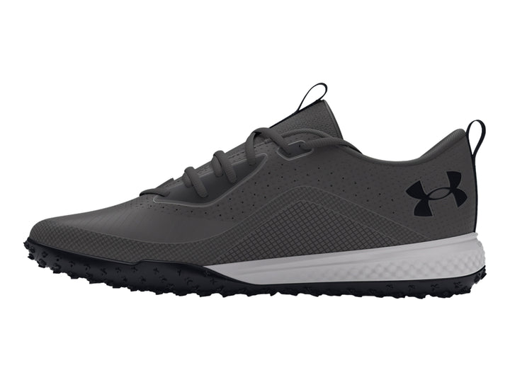 Zapato de fútbol Under Armour modelo Turf 2.0 en color gris con suela blanca y negra.
