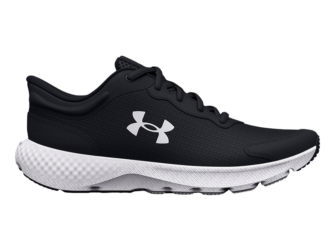 Zapato deportivo Under Armour Charged Escape 4 en color negro con suela blanca para niño.
