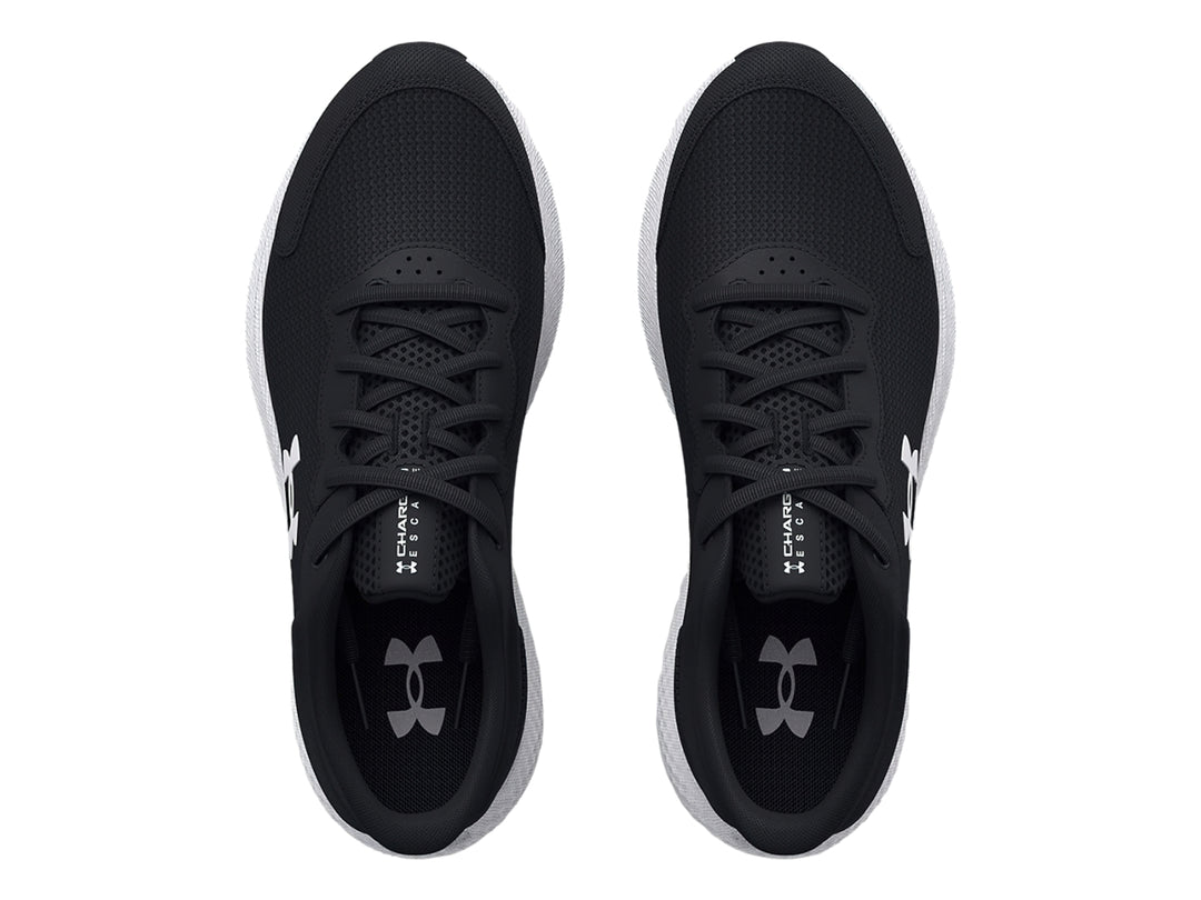 Zapato deportivo Under Armour Charged Escape 4 en color negro con suela blanca para niño.