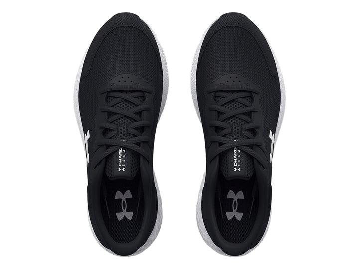 Zapato deportivo Under Armour Charged Escape 4 en color negro con suela blanca para niño.
