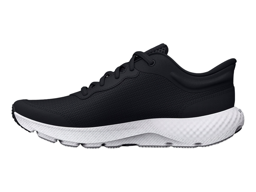 Zapato deportivo Under Armour Charged Escape 4 en color negro con suela blanca para niño.