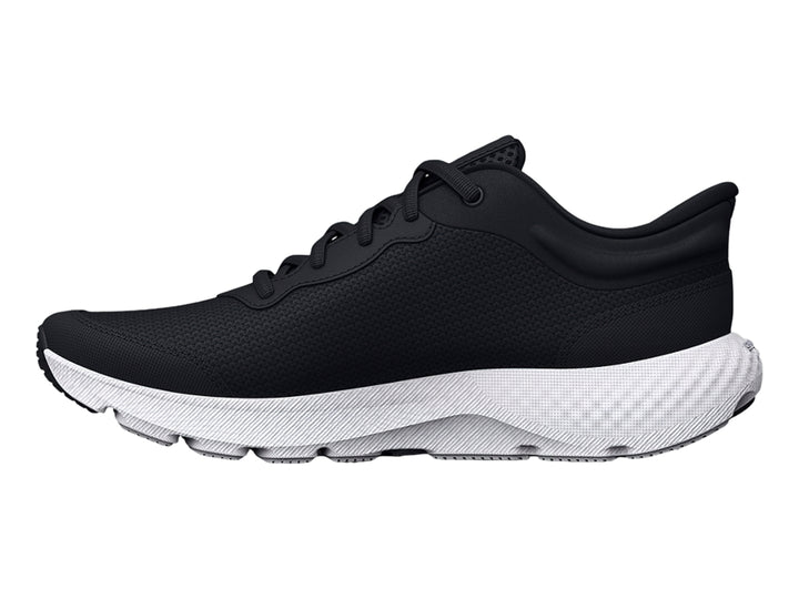 Zapato deportivo Under Armour Charged Escape 4 en color negro con suela blanca para niño.