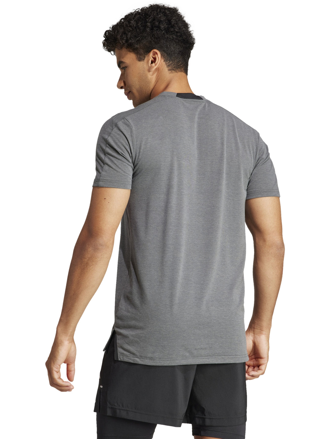 Hombre vistiendo playera de entrenamiento Adidas en color gris sólido con logo central.