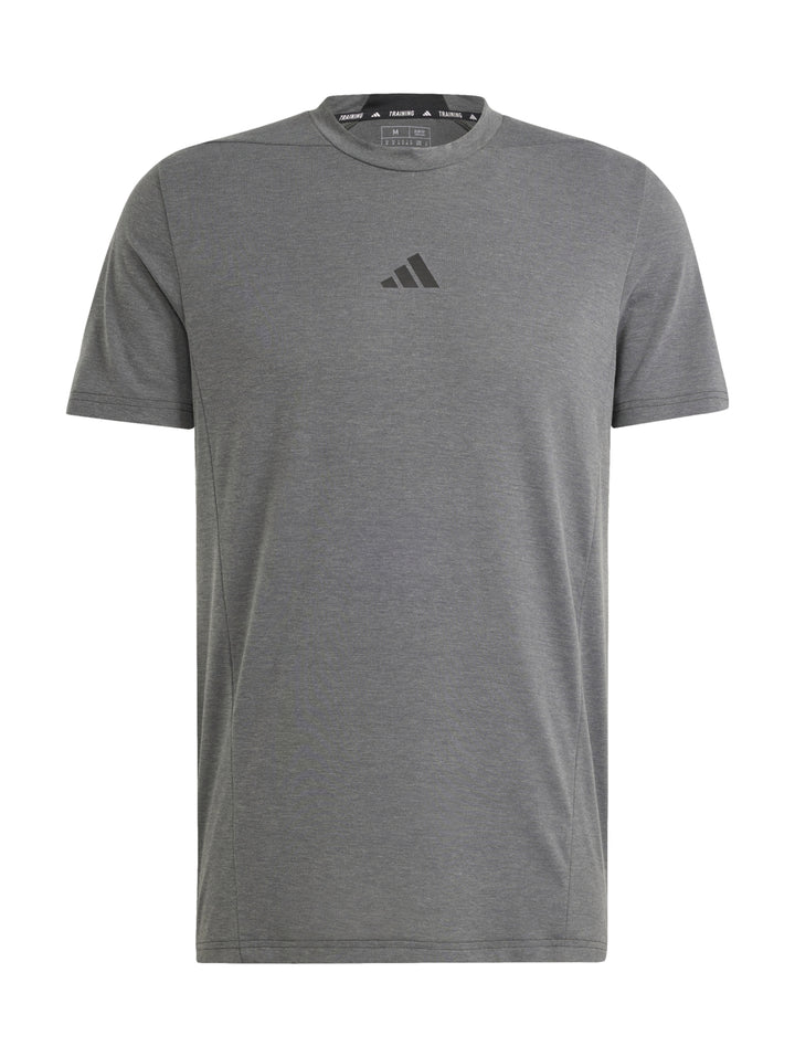 Hombre vistiendo playera de entrenamiento Adidas en color gris sólido con logo central.