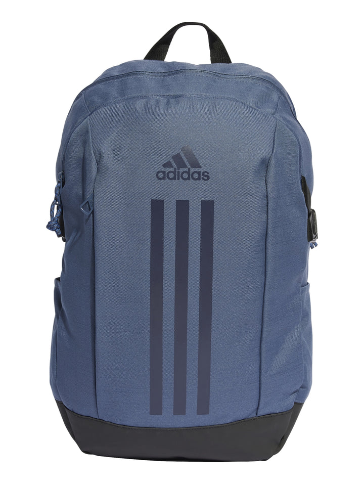 Mochila Adidas color azul con base negra y logotipo frontal en tono oscuro.