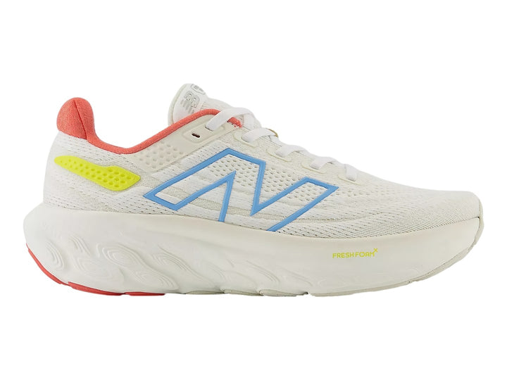 Tenis New Balance color blanco con detalles en azul, amarillo y coral, diseñados para correr.