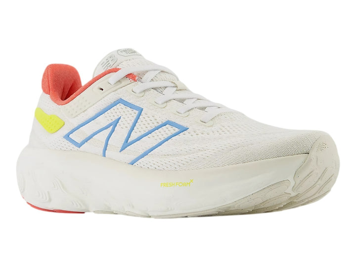 Tenis New Balance color blanco con detalles en azul, amarillo y coral, diseñados para correr.