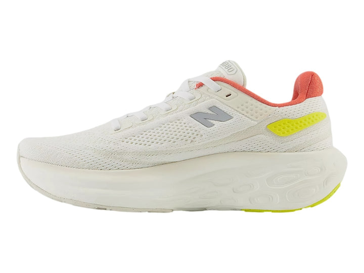 Tenis New Balance color blanco con detalles en azul, amarillo y coral, diseñados para correr.