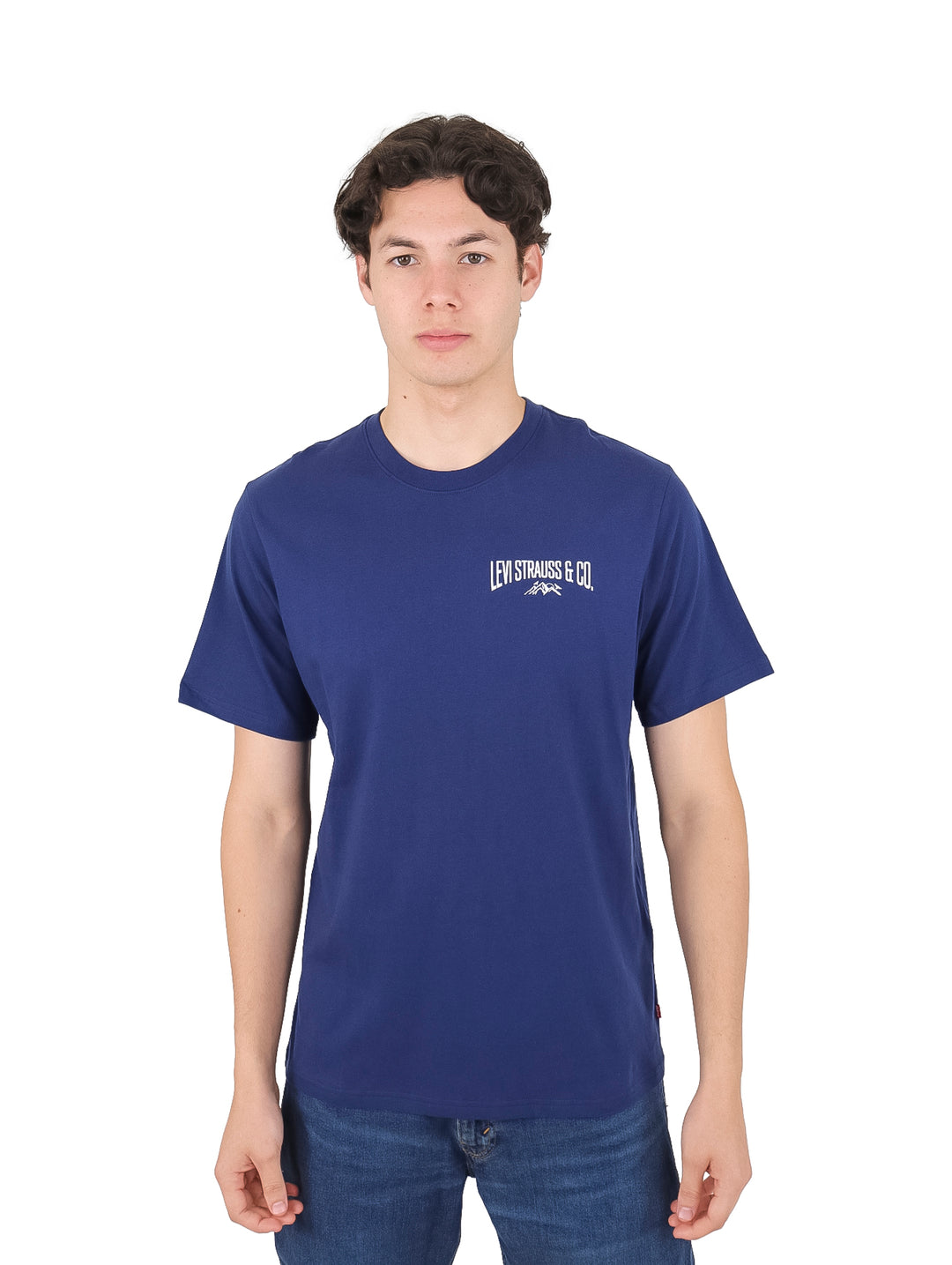 Hombre vistiendo una camiseta de manga corta color azul marino con un pequeño logo blanco en el pecho.