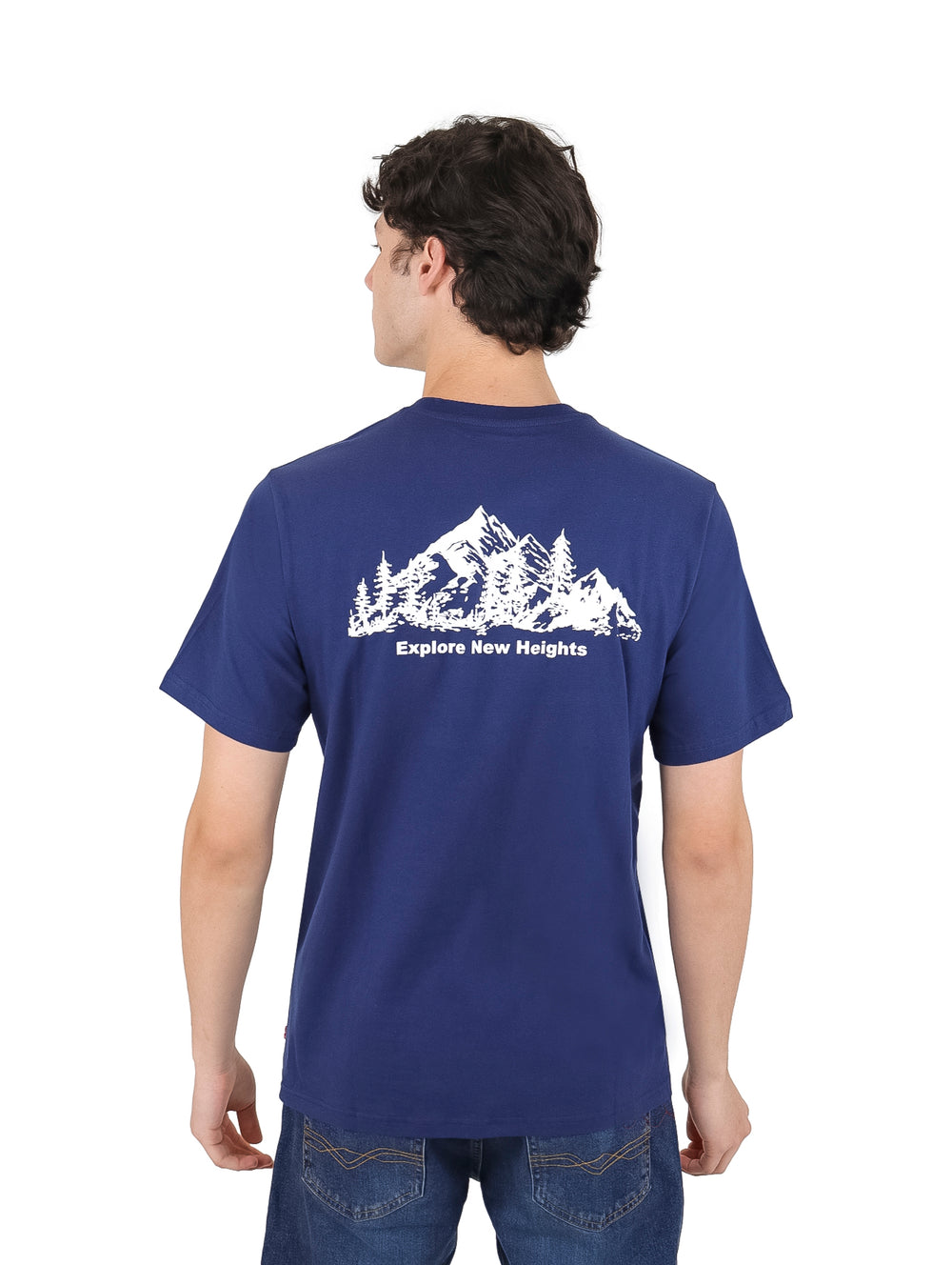 Hombre vistiendo una camiseta de manga corta color azul marino con un pequeño logo blanco en el pecho.