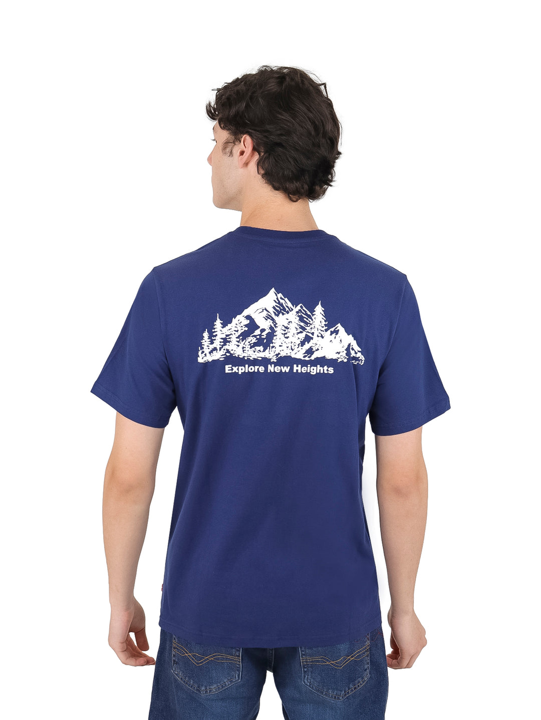 Hombre vistiendo una camiseta de manga corta color azul marino con un pequeño logo blanco en el pecho.