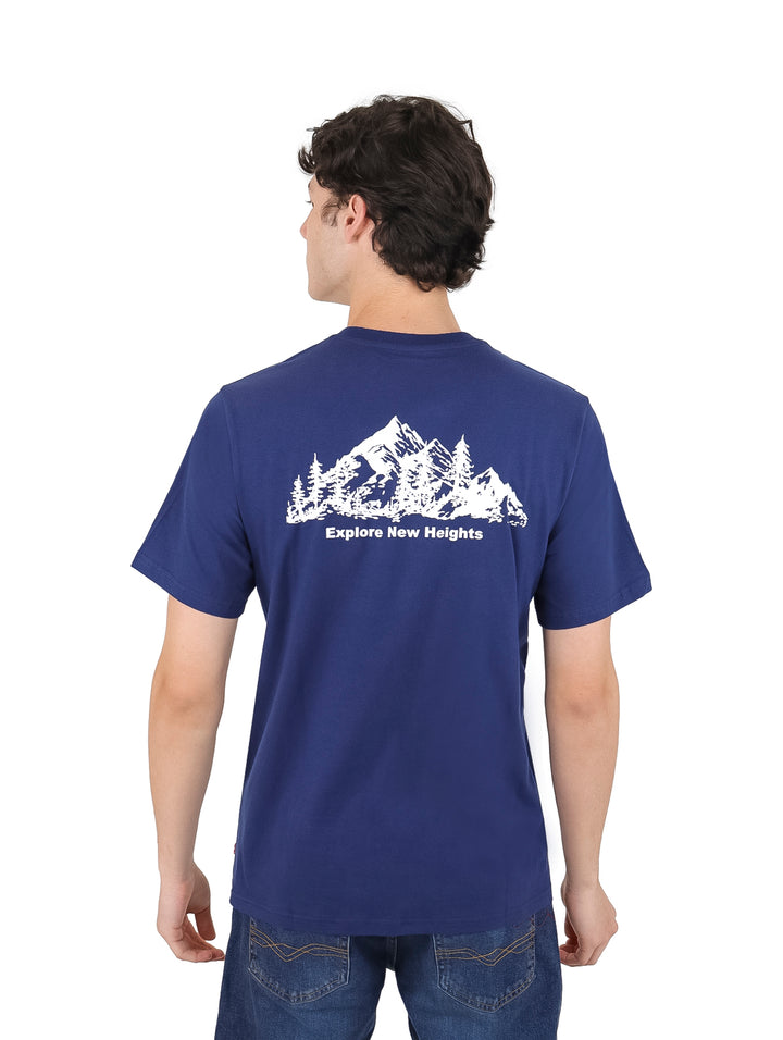 Hombre vistiendo una camiseta de manga corta color azul marino con un pequeño logo blanco en el pecho.
