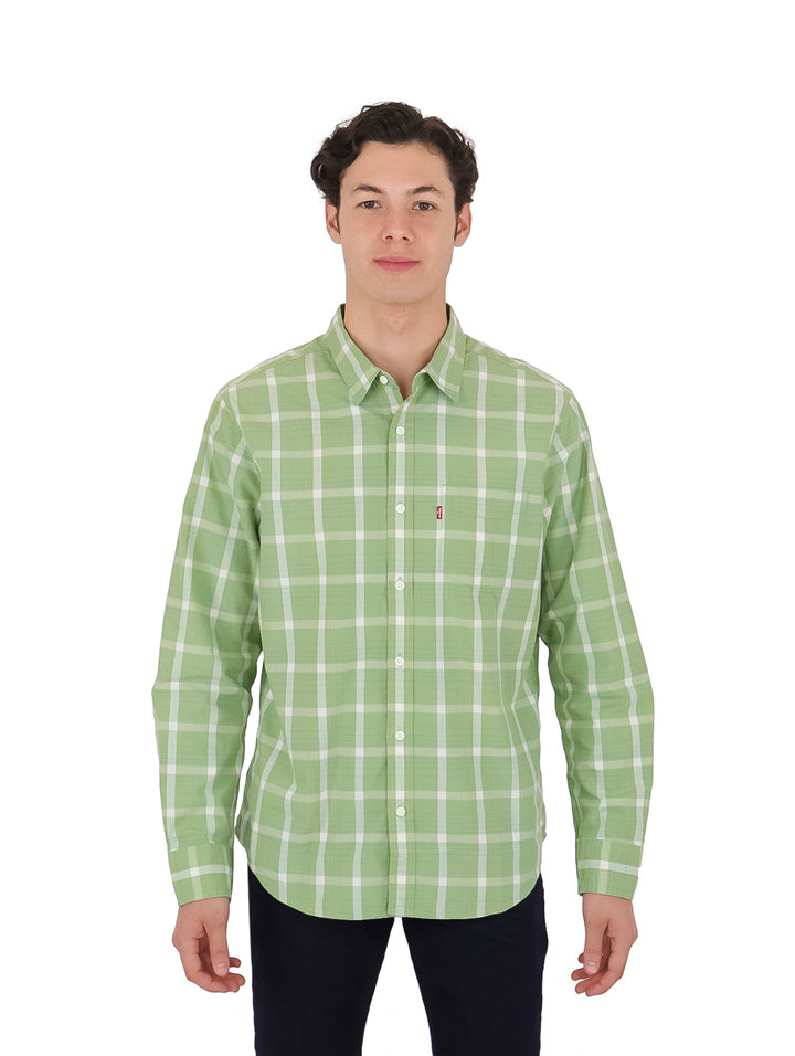 Hombre vistiendo una camisa verde de cuadros blancos con manga larga y cuello.