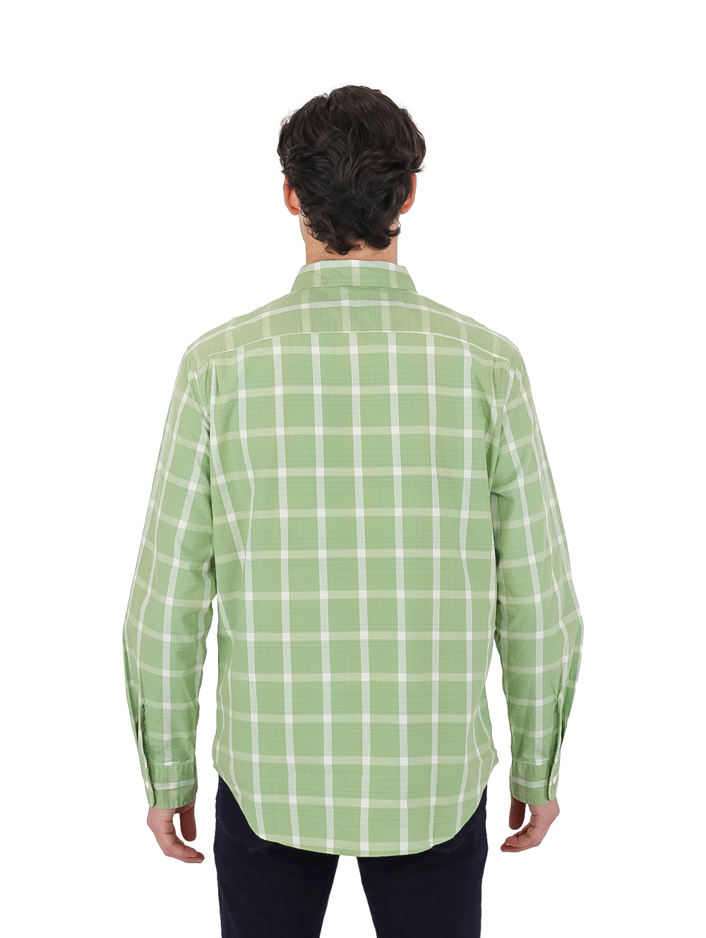 Hombre vistiendo una camisa verde de cuadros blancos con manga larga y cuello.
