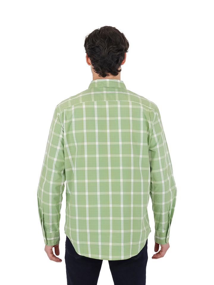 Hombre vistiendo una camisa verde de cuadros blancos con manga larga y cuello.