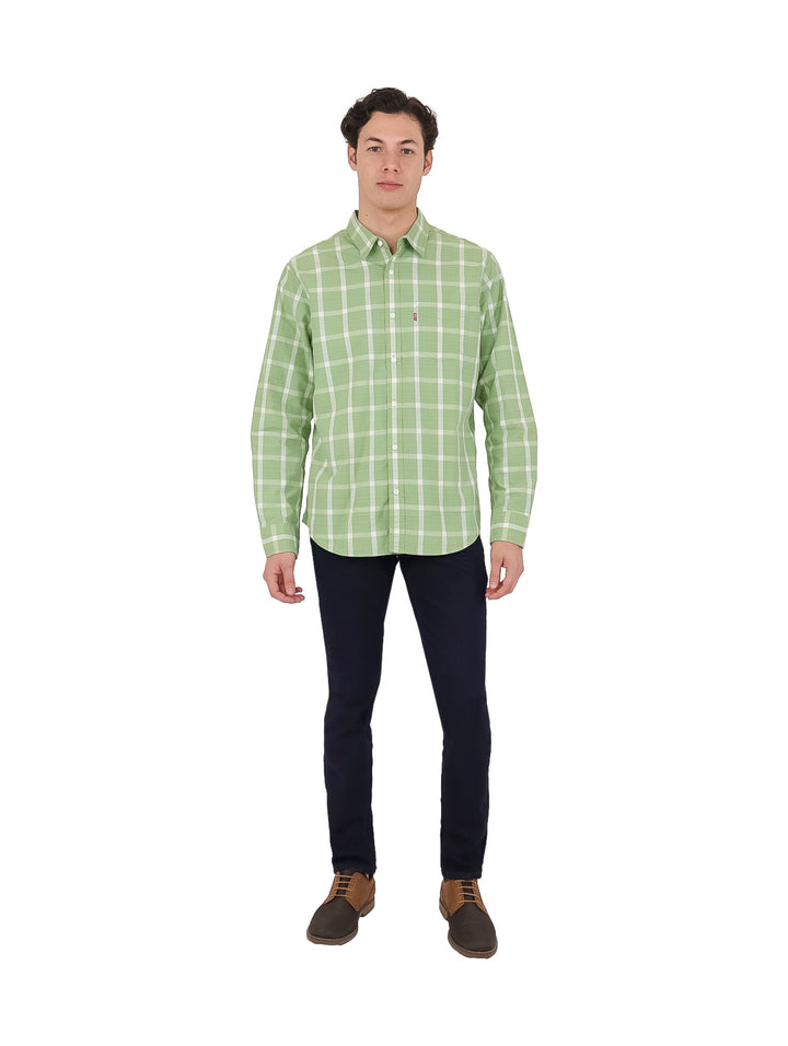 Hombre vistiendo una camisa verde de cuadros blancos con manga larga y cuello.