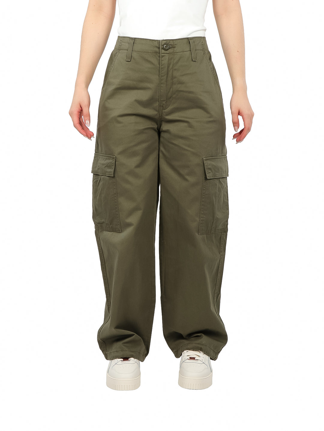 Pantalones cargo baggy color verde militar con bolsillos laterales.