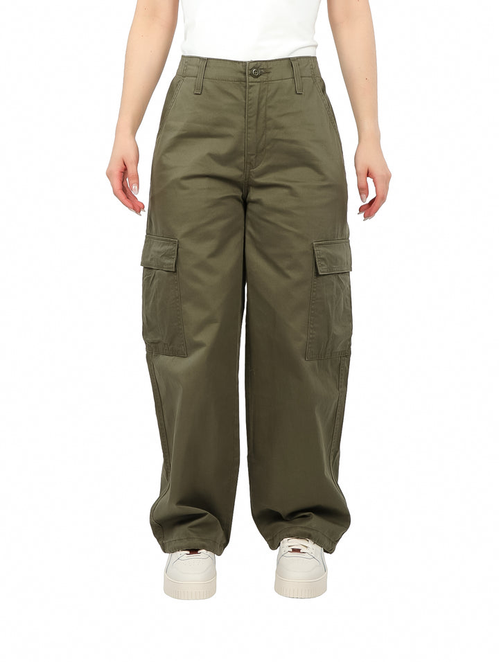 Pantalones cargo baggy color verde militar con bolsillos laterales.