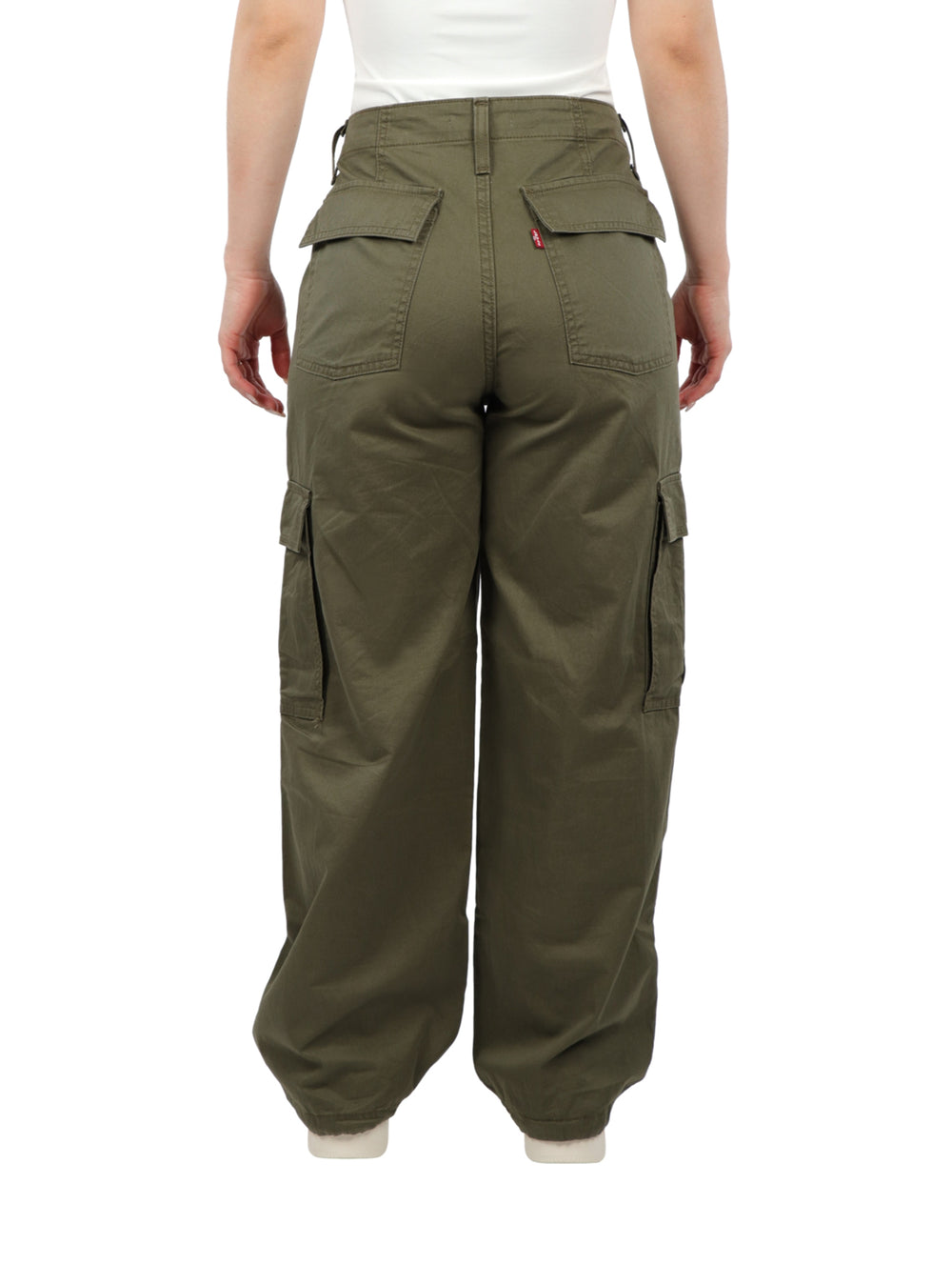 Pantalones cargo baggy color verde militar con bolsillos laterales.